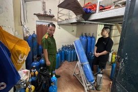 Thu giữ 63 bình khí N2O trong ngôi nhà trọ