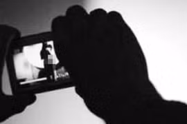 Níu kéo tình cảm bất thành, gã đàn ông gửi ảnh nhạy cảm cho chồng của người tình 