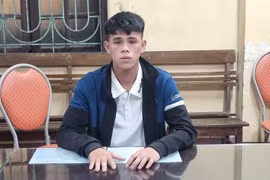 'Thông chốt nồng độ cồn', nam thanh niên lao thẳng xe vào một Cảnh sát