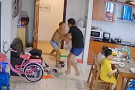 Người đàn ông bất ngờ cầm dao xông vào nhà hàng xóm