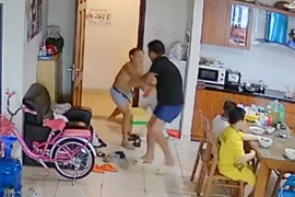 Người đàn ông bất ngờ cầm dao xông vào nhà hàng xóm