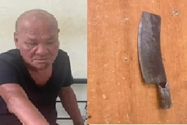 Tạm giữ người đàn ông phi dao vào xe ô tô trên đường Nguyễn Văn Cừ