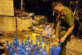 Đột nhập nhà kho, phát hiện 150 bình "khí cười" không rõ nguồn gốc