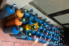 Phát hiện hơn 40 bình khí N2O tại khu nhà tạm