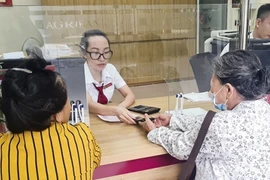 Cụ bà thoát khỏi kẻ lừa đảo nhờ sự tinh ý của nhân viên ngân hàng