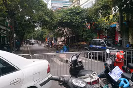 Phố Cửa Bắc vẫn bị phong tỏa sau vụ sập nhà 4 tầng khiến 2 người chết