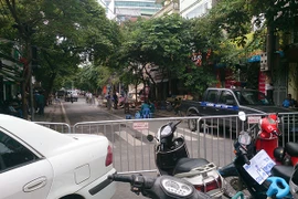 Phố Cửa Bắc vẫn bị phong tỏa sau vụ sập nhà 4 tầng khiến 2 người chết
