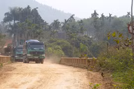 Lo nứt cầu, các bô lão cử người chặn xe quá tải