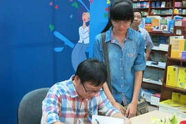 Nhà văn Nguyễn Nhật Ánh ký tặng sách độc giả Thủ đô