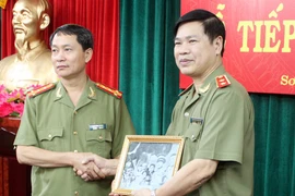 Tiếp nhận kỷ vật Công an nhân dân