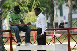 "Quý bà" mua dâm và những biến thái quái đản ở phố “trai gọi” gốc Phi