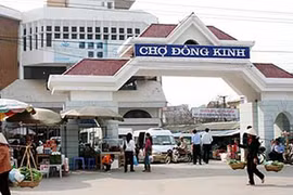 Thu giữ nhiều công cụ hỗ trợ trái phép ở chợ Đông Kinh (Lạng Sơn)
