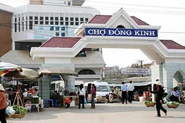 Thu giữ nhiều công cụ hỗ trợ trái phép ở chợ Đông Kinh (Lạng Sơn)