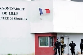 Pháp truy lùng tên tội phạm vượt ngục như trong phim