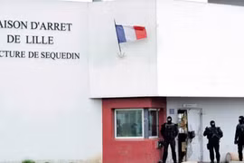 Pháp truy lùng tên tội phạm vượt ngục như trong phim