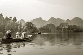 Chùa Hương ngày vãn hội
