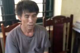 Chồng tâm thần giết vợ rồi cố thủ trên nóc nhà