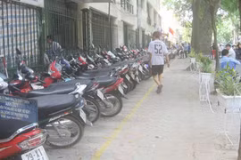 Bệnh viện Mắt trung ương: Dồn áp lực ùn tắc... ra đường!