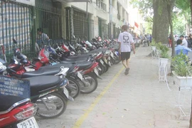 Bệnh viện Mắt trung ương: Dồn áp lực ùn tắc... ra đường!