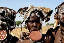 Kiểu làm đẹp kỳ quái của phụ nữ Ethiopya