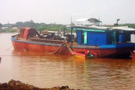 Xuyên đêm bắt tàu hút trộm cát