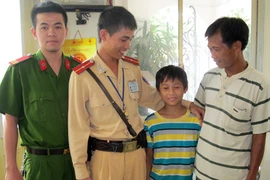 Một cháu bé đi lạc được CSGT giúp đoàn tụ gia đình