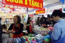 Kinh tế khó khăn, vẫn sính hàng ngoại