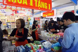 Kinh tế khó khăn, vẫn sính hàng ngoại