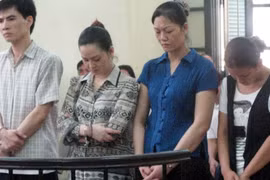 Người đẹp “siêu lừa” nhận thêm án chung thân