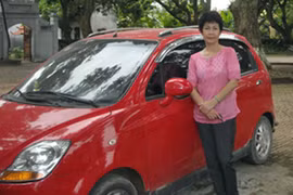 Nhà thơ, nhà biên kịch Nguyễn Thị Hồng Ngát: Tự lái xe nhà đi làm phim