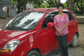 Nhà thơ, nhà biên kịch Nguyễn Thị Hồng Ngát: Tự lái xe nhà đi làm phim