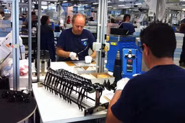 “Vua kính” và chiến lược thâu tóm thị trường