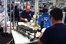 “Vua kính” và chiến lược thâu tóm thị trường