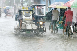 Philippines hứng siêu bão Utor, 2 người chết, 45 người mất tích 