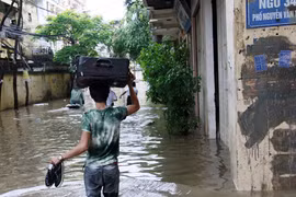 Mưa lớn kéo dài, phố thành sông