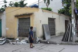 Giông lốc thổi bay nhiều mái nhà