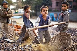 Đau lòng trẻ bị bóc lột