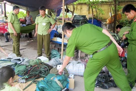 Kinh doanh quân trang “nhái”: Tự đẩy mình vào thế “khó”