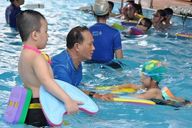 Nhộn nhạo dịch vụ dạy bơi hè 