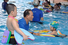 Nhộn nhạo dịch vụ dạy bơi hè 