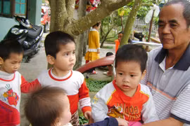 Người cha của những “vầng trăng khuyết”