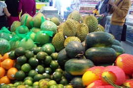 Vắng khách - thực phẩm, rau xanh quyết giữ giá