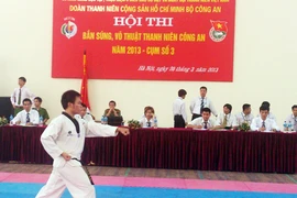 Hấp dẫn Hội thi bắn súng, võ thuật thanh niên CAND 2013