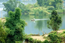 Giữa hai hồ trên núi