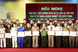 Tôn vinh những tấm gương tiêu biểu 