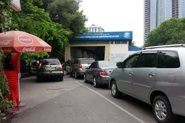 Lũ lượt đi đóng phí bảo trì đường bộ