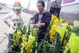 Thị trường quà tặng 8-3: Khuyến mãi để kéo sức mua