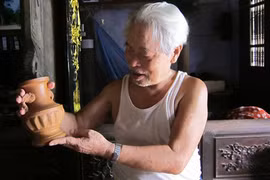 Chỉ còn một gia đình làm gốm Thổ Hà