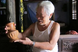Chỉ còn một gia đình làm gốm Thổ Hà