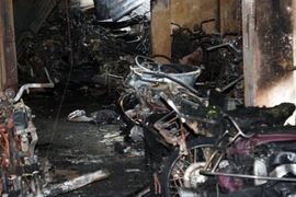 Cháy nhà xe, cả khu tập thể nhốn nháo chạy quanh